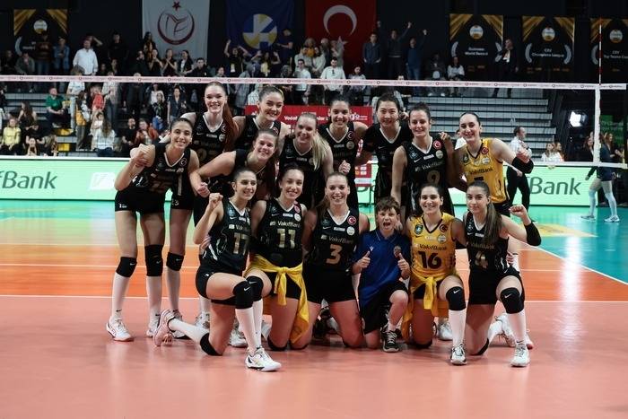 Zehra Güneş ve arkadaşları yere bir uzandı tribünlerde kimse yerinden ayrılamadı 6